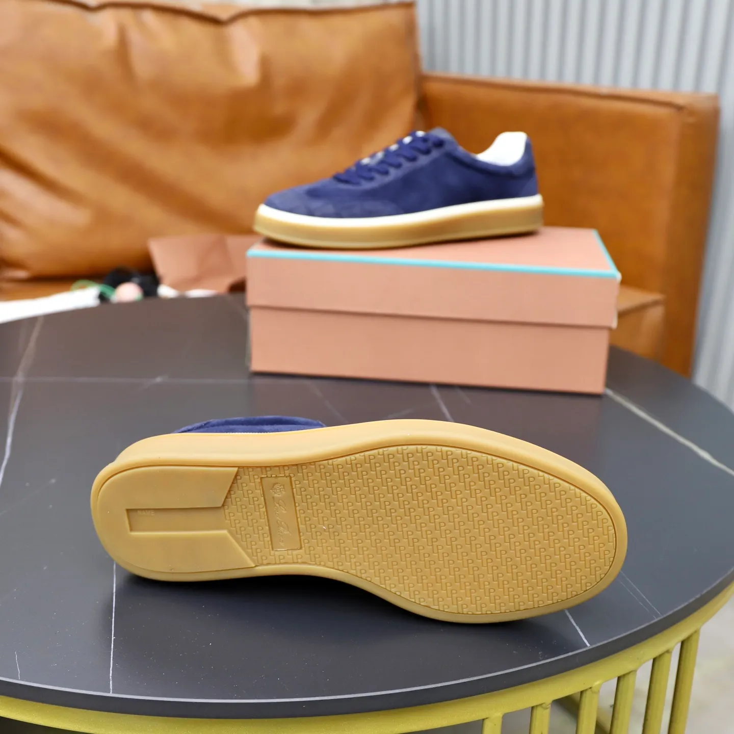 Ex-factory price: 560💰Loro Piana Tennis Walk men’s moral training sneakers! These new textured leather tennis shoes feature an ultra-low-top design for year-round wear and are water-resistant. The wrapped sole creates an effortlessly attractive color combination that harmoniously blends functionality with understated style. The ideal footwear option for urban dressing. The heel is decorated with a soft calfskin tongue with Kummel color inserts and an embossed LP logo. Cotton shoelaces. Material: Upper: Gray woven stitching with cowhide accents! Sole: Rubber lining: Cow leather original rubber sole, excellent foot comfort, complete package! Size: 38-39-40-41-42-43-44 leather shoe size (4546 can be customized)